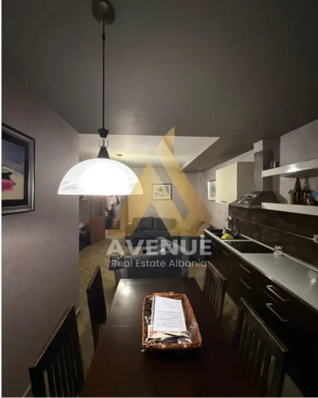 Tirane, jepet me qera apartament 2+1 Kati 5, 75 m² 600 € (RRUGA E KAVAJËS, PRANË SQUARE 21 DHJETORI, TIRANE)