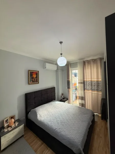Tirane, jepet me qera apartament 2+1+Aneks+Ballkon Kati 6, 800 € (qender , sheshi skenderbej)