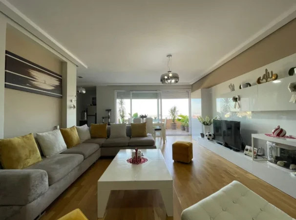 Apartament 3+1 në Shitje pranë Kopshtit Botanik me Parkim dhe Pamje Panoramike