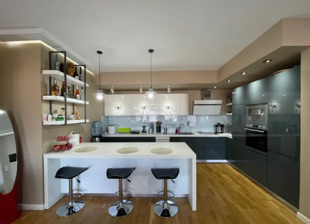 Apartament 3+1 në Shitje pranë Kopshtit Botanik me Parkim dhe Pamje Panoramike