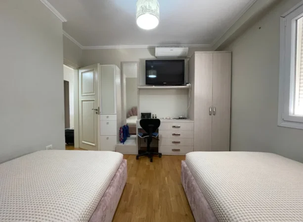 Apartament 3+1 në Shitje pranë Kopshtit Botanik me Parkim dhe Pamje Panoramike
