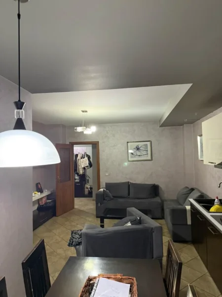 Tirane, jepet me qera apartament 2+1 , 600 € (rruga sali butka)