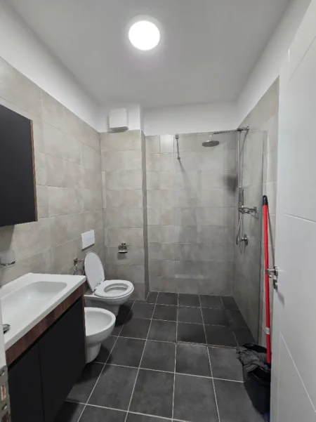 Tirane, jepet me qera apartament 1+1+Ballkon Kati 3, 74 m² 450 € 