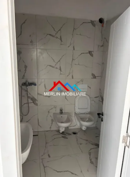 Tirane, jepet me qera apartament 1+1+Ballkon Kati 3, 59 m² 425 € (RRUGA 5 MAJI)