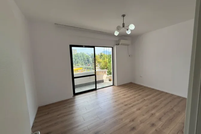 Tirane, jepet me qera ambjent biznesi Kati 3, 98 m² 800 € (Rruga e Elbasanit)