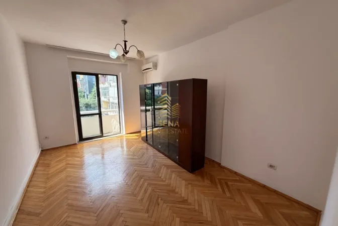 Tirane, jepet me qera ambjent biznesi Kati 3, 98 m² 800 € (Rruga e Elbasanit)