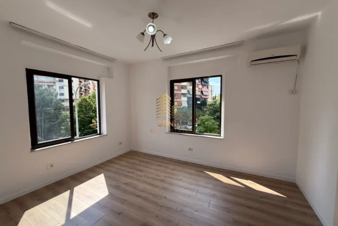 Tirane, jepet me qera ambjent biznesi Kati 3, 98 m² 800 € (Rruga e Elbasanit)