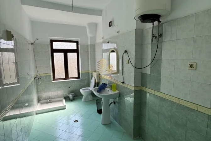 Tirane, jepet me qera ambjent biznesi Kati 3, 98 m² 800 € (Rruga e Elbasanit)