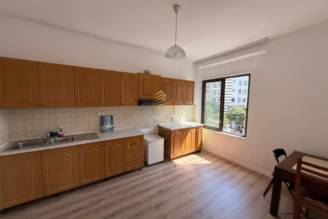 Tirane, jepet me qera ambjent biznesi Kati 3, 98 m² 800 € (Rruga e Elbasanit)