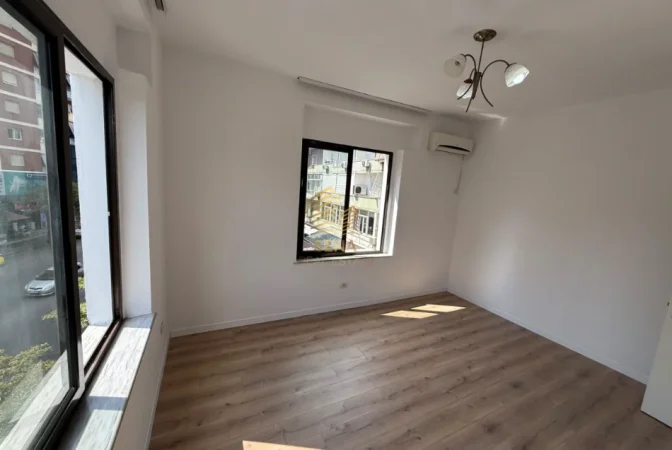 Tirane, jepet me qera ambjent biznesi Kati 3, 98 m² 800 € (Rruga e Elbasanit)