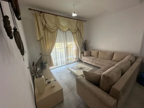 Tirane, jepet me qera apartament 1+1+Ballkon Kati 2, 65 m² 500 € (Xhamllik)
