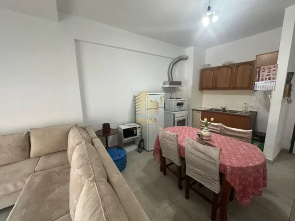 Tirane, jepet me qera apartament 1+1+Ballkon Kati 2, 65 m² 500 € (Xhamllik)