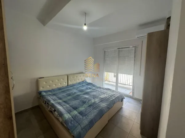 Tirane, jepet me qera apartament 1+1+Ballkon Kati 2, 65 m² 500 € (Xhamllik)