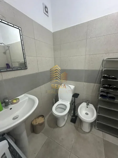 Tirane, jepet me qera apartament 1+1+Ballkon Kati 2, 65 m² 500 € (Xhamllik)