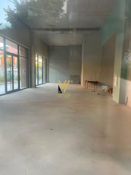 Tirane, jepet me qera ambjent biznesi Kati 0, 187 m² 2.100 € (BRRYL)