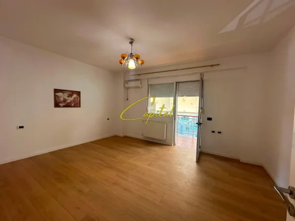Tirane, jepet me qera ambjent biznesi Kati 1, 126 m² 900 € (ISH BLLOKU)