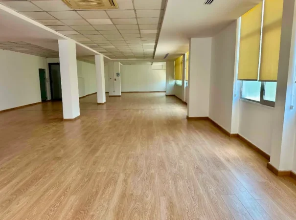 Tirane, jepet me qera ambjent biznesi Kati 2, 549 m² 7.000 € (Rruga Andon Zako Cajupi,)