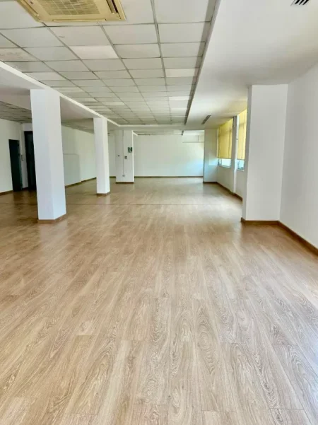 Tirane, jepet me qera ambjent biznesi Kati 2, 549 m² 7.000 € (Rruga Andon Zako Cajupi,)