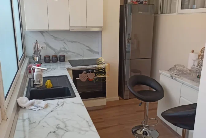 Tirane, jepet me qera apartament 1+1+Ballkon Kati 9, 65 m² 400 € (Porcelan)