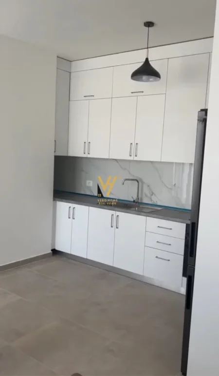 Tirane, jepet me qera apartament 1+1+Ballkon Kati 4, 75 m² 470 € (SHESHI SHQIPONJA)