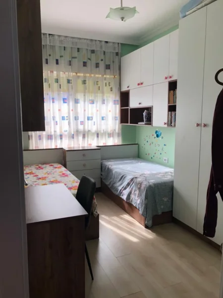 Tirane, jepet me qera apartament 2+1+Ballkon Kati 6, (Rr. Pasho Hysa, Ali Dem, Tirane)