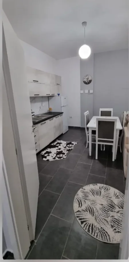 jepet me qera apartament 1+1+Ballkon Kati 4, 60 m² 350 € (Fresk, Rruga e Teleferikut)