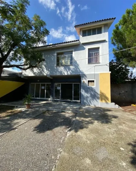 Elbasan, JEPET ME QERA ambjent biznesi GODINE 2-Kateshe , 210 m² 600 € (ELBASAN , Prane Universitetit ALEKSANDER XHUVANI)