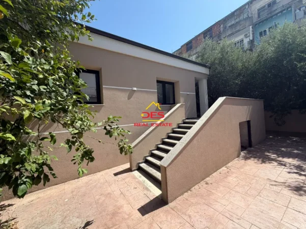 Vlore, shitet shtepi 2+1 Kati 0, 152 m² 370.000 € (Rruga Dush Strati)