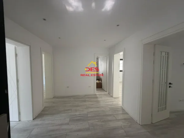 Vlore, shitet shtepi 2+1 Kati 0, 152 m² 370.000 € (Rruga Dush Strati)