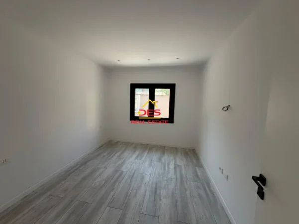 Vlore, shitet shtepi 2+1 Kati 0, 152 m² 370.000 € (Rruga Dush Strati)