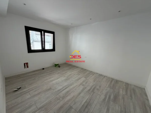 Vlore, shitet shtepi 2+1 Kati 0, 152 m² 370.000 € (Rruga Dush Strati)