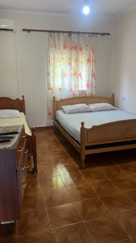 Tirane, jepet me qera apartament 1+1+Aneks+Ballkon Kati 2, 250 € (kamez , institut)