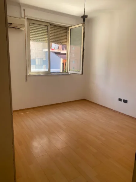 Tirane, jepet me qera apartament 2+1+Ballkon Kati 3, 92 m² 700 € (Gjimnazit “Ismail Qemali”)