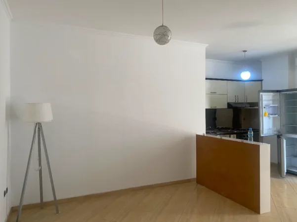 Tirane, jepet me qera apartament 2+1+Ballkon Kati 3, 92 m² 700 € (Gjimnazit “Ismail Qemali”)