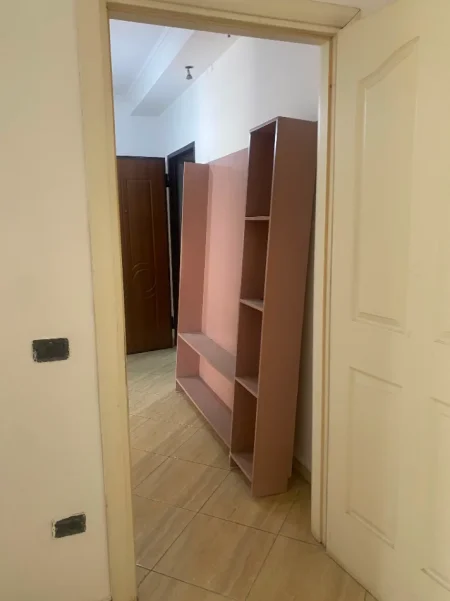 Tirane, jepet me qera apartament 2+1+Ballkon Kati 3, 92 m² 700 € (Gjimnazit “Ismail Qemali”)