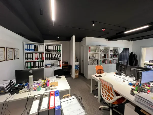Tirane, jepet me qera zyre , 80 m² 1.100 € (Pazari i Ri, Tiranë)
