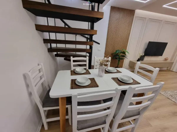 Tirane, jepet me qera apartament duplex 2+1 Kati 2, 110 m² 1.500 € (Rruga Urani Pano)
