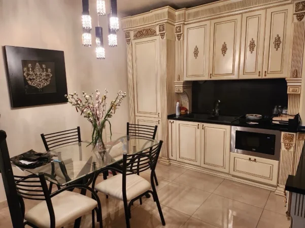 Tirane, ndarje qeraje me vajze apartament 3+1 Kati 9, 140 m² 230 € (Rruga Jani Kukuzeli)