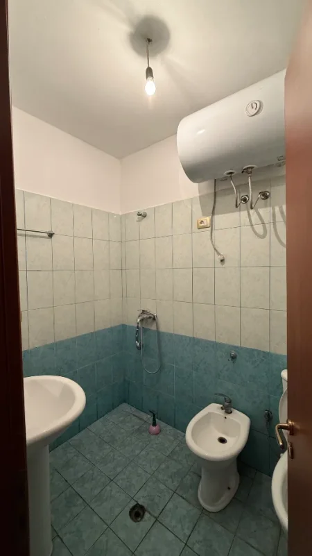 Tirane, jepet me qera apartament 3+1+Ballkon Kati 2, 750 € 