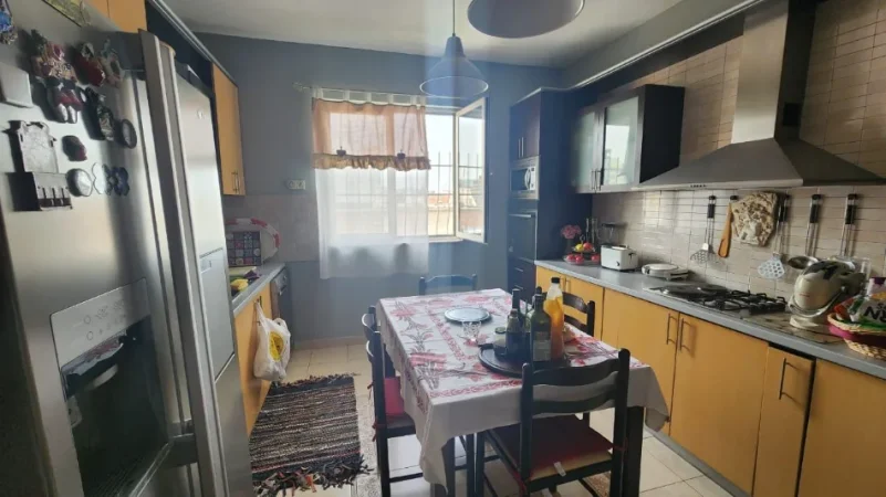 Tirane, jepet me qera apartament 2+1+Ballkon Kati 6, 140 m² 750 € (Pranë Ambasadës Amerikane)