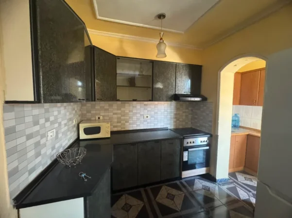 Tirane, jepet me qera apartament 1+1+Ballkon , 60 m² (Rruga e Dibrës, pranë Shkollës së Bashkuar)