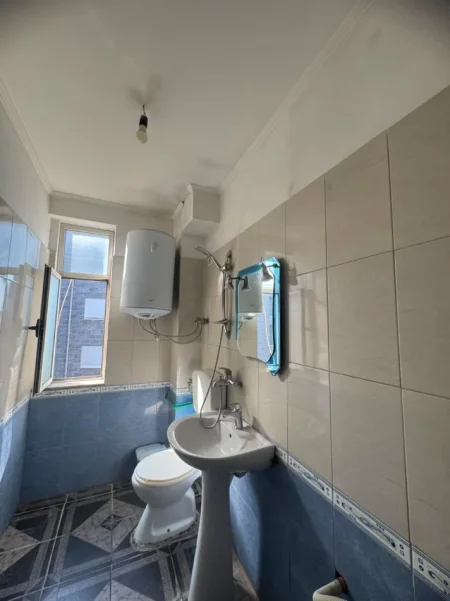 Tirane, jepet me qera apartament 1+1+Ballkon , 60 m² (Rruga e Dibrës, pranë Shkollës së Bashkuar)