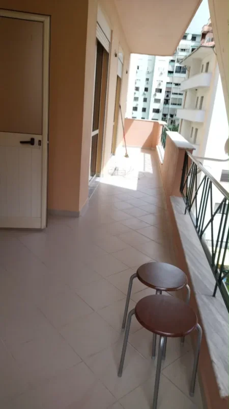 Tirane, jepet me qera apartament 1+1+Ballkon Kati 5, 75 m² 600 € (Komuna e Parisit)