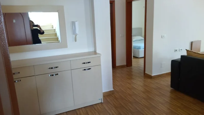 Tirane, jepet me qera apartament 1+1+Ballkon Kati 5, 75 m² 600 € (Komuna e Parisit)