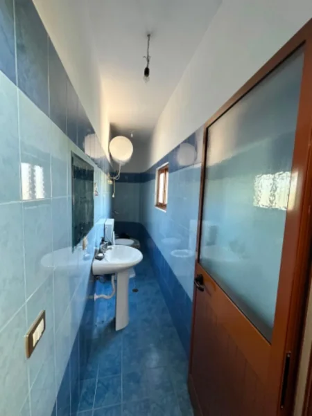 Tirane, jepet me qera apartament 1+1 Kati 2, 80 m² 400 € (Ali Dem prane Kryegjyshates)