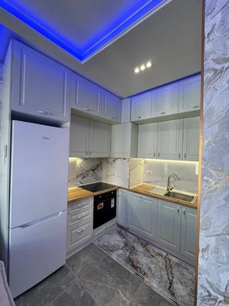 Tirane, jepet me qera apartament 1+1 Kati 8, 70 m² 500 € (Univers City)