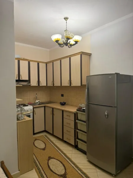 Tirane, jepet me qera apartament 1+1 Kati 2, 70 m² 400 € (Prane Vero Kafe)
