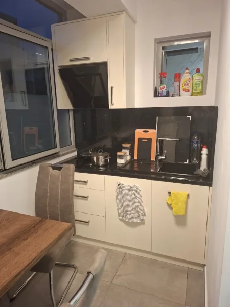 Tirane, jepet me qera apartament 1+1 Kati 1, 60 m² 750 € (Prane Bar Flutura)