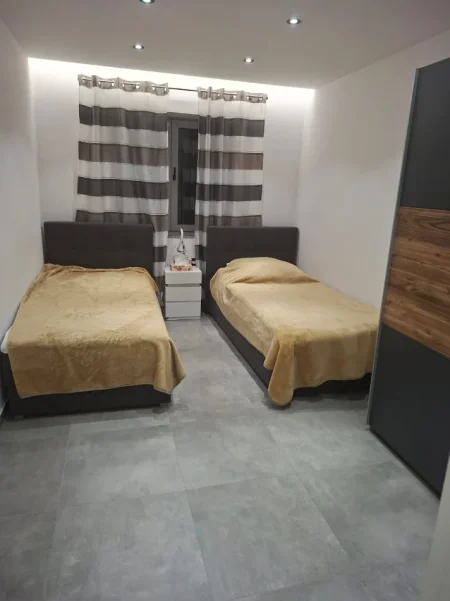 Tirane, jepet me qera apartament 1+1 Kati 1, 60 m² 750 € (Prane Bar Flutura)