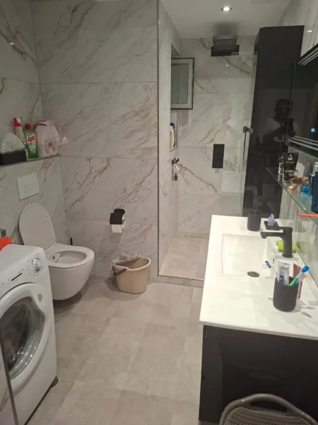 Tirane, jepet me qera apartament 1+1 Kati 1, 60 m² 750 € (Prane Bar Flutura)